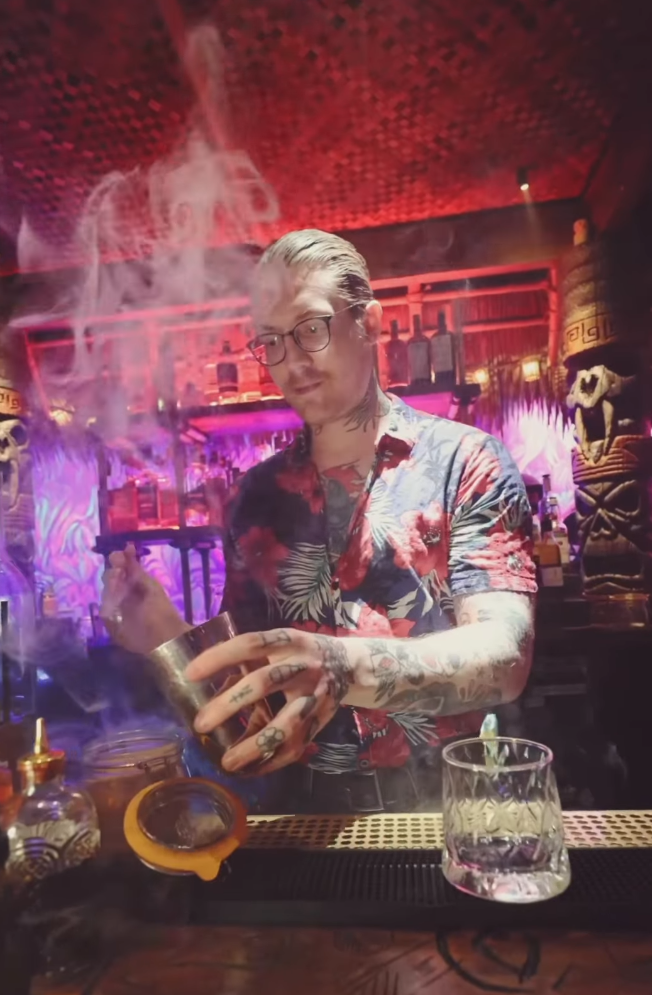 Smoky cocktail pour
